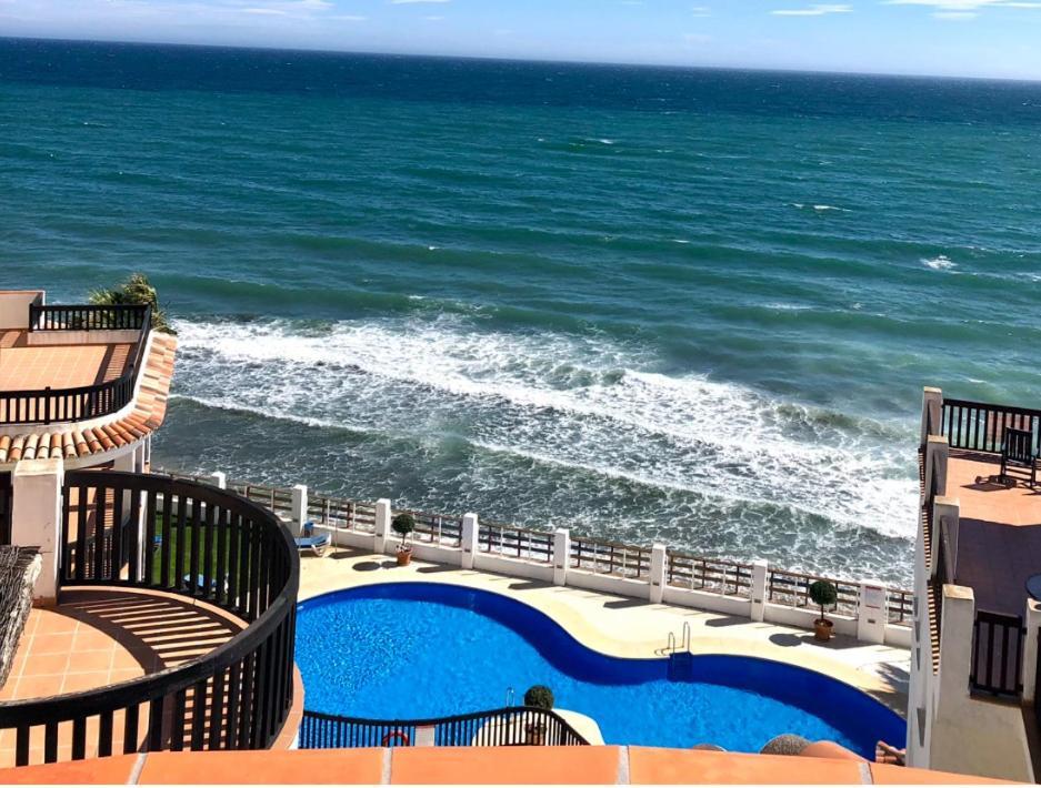 Beachfront Penthouse Apartment With Large Terrace And Breathtaking Sea Views Close To Marbella Spain Sitio de Calahonda Kültér fotó