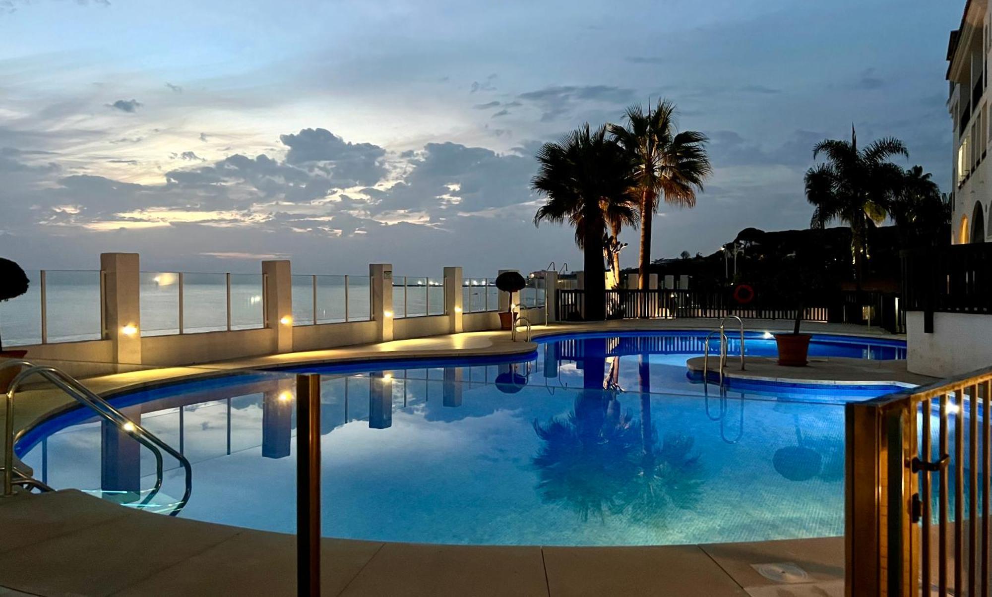 Beachfront Penthouse Apartment With Large Terrace And Breathtaking Sea Views Close To Marbella Spain Sitio de Calahonda Kültér fotó