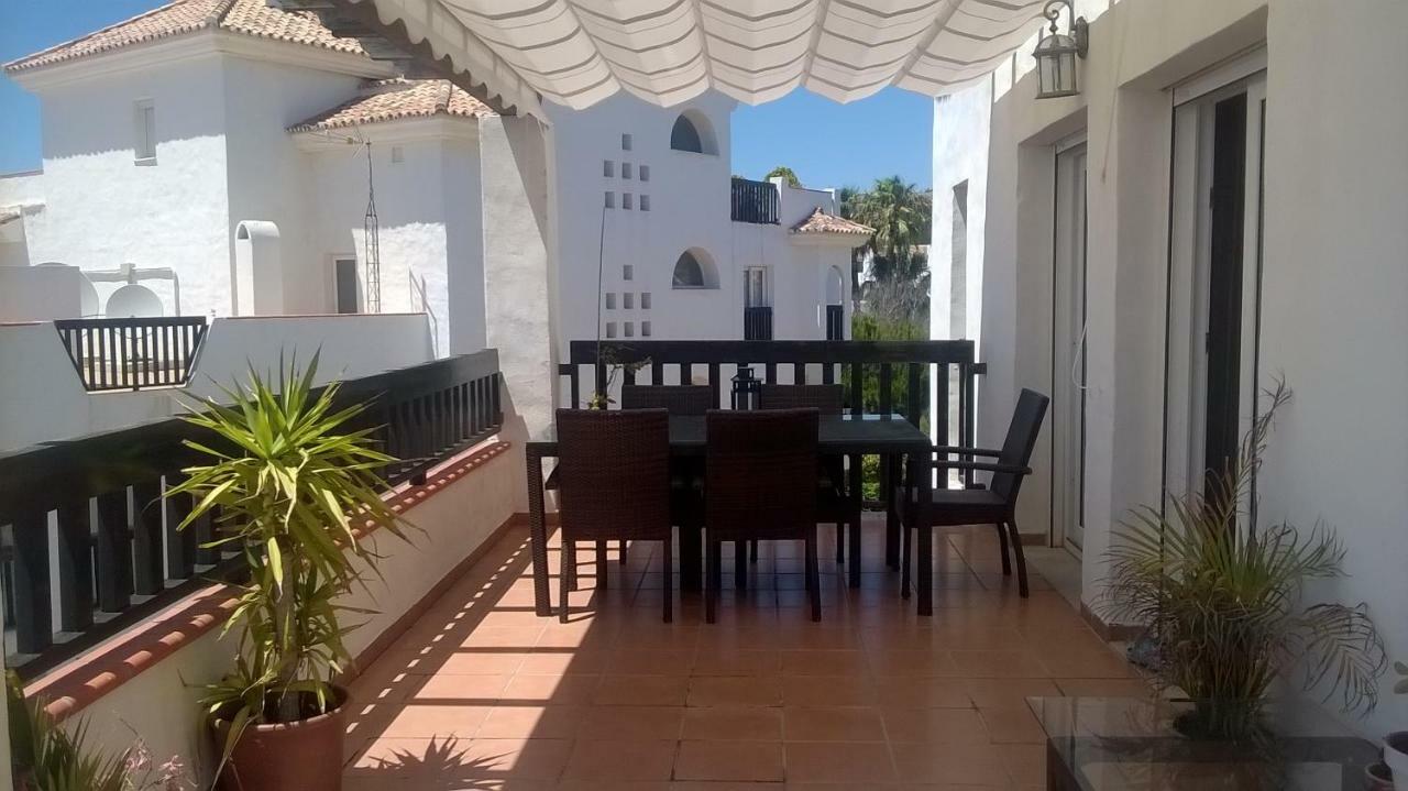 Beachfront Penthouse Apartment With Large Terrace And Breathtaking Sea Views Close To Marbella Spain Sitio de Calahonda Kültér fotó