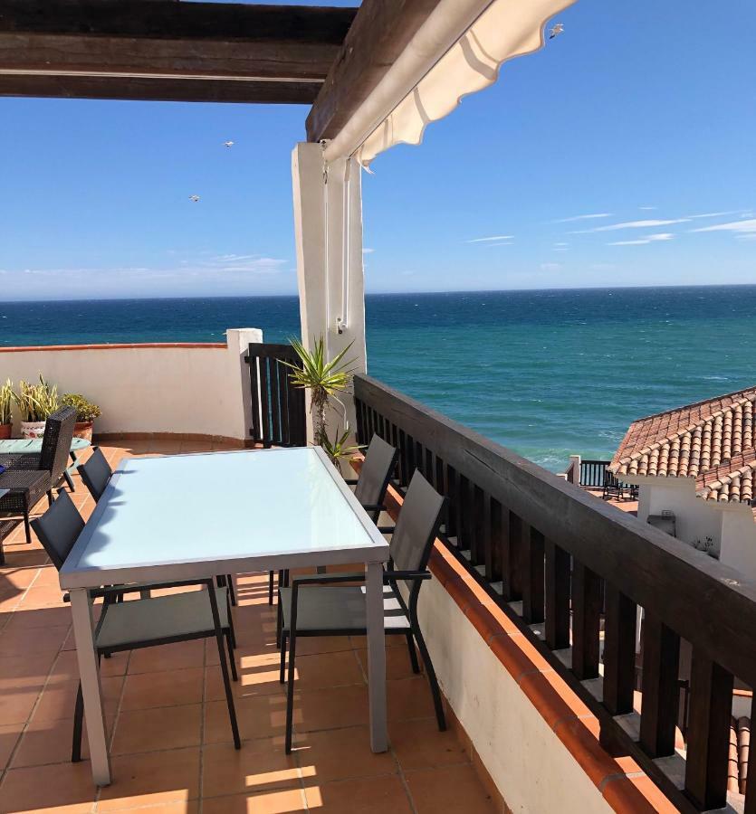Beachfront Penthouse Apartment With Large Terrace And Breathtaking Sea Views Close To Marbella Spain Sitio de Calahonda Kültér fotó