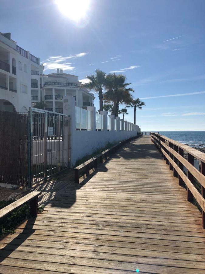 Beachfront Penthouse Apartment With Large Terrace And Breathtaking Sea Views Close To Marbella Spain Sitio de Calahonda Kültér fotó